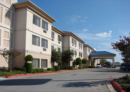 Quality Inn & Suites Austin 01.[1]